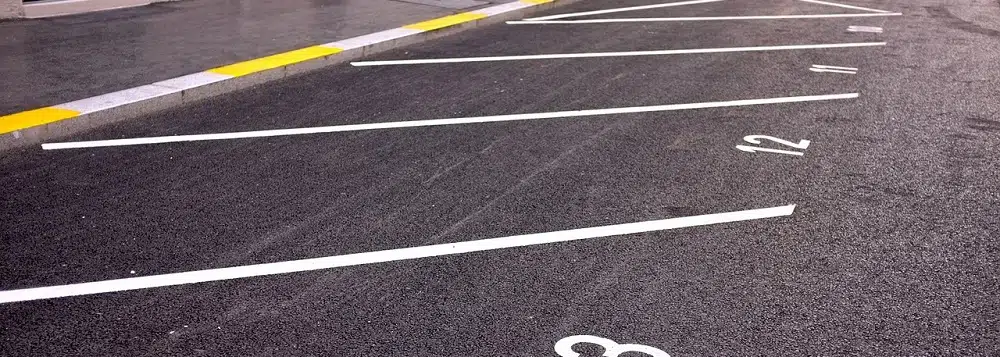 Jak zabezpieczyć prywatne miejsce parkingowe przed niechcianymi gośćmi?