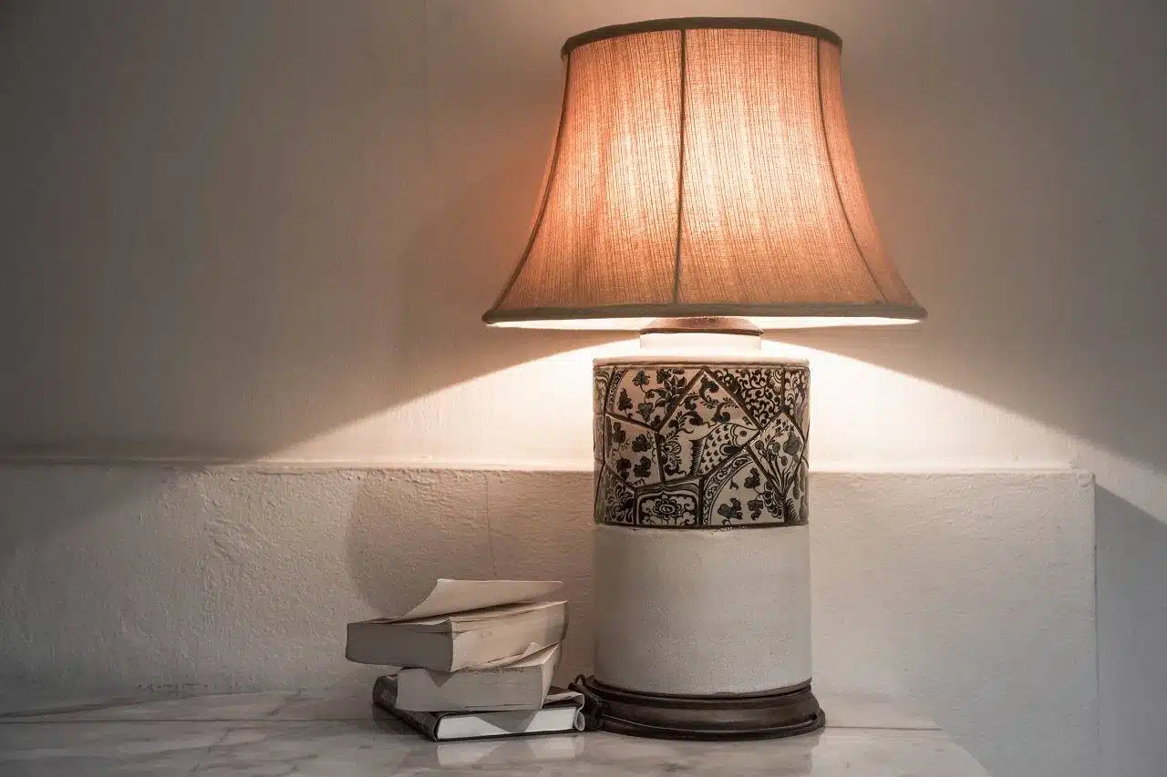 Nowoczesne lampy nad stół – jak wpasować je w różne style aranżacyjne?