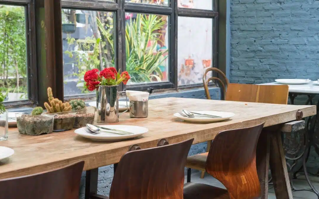 Dębowe stoły i krzesła – meble solidne, funkcjonalne i eleganckie