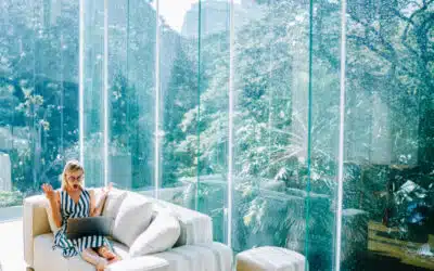 Szklane ściany we wnętrzach – zalety i wady użytkowe, estetyczne i techniczne