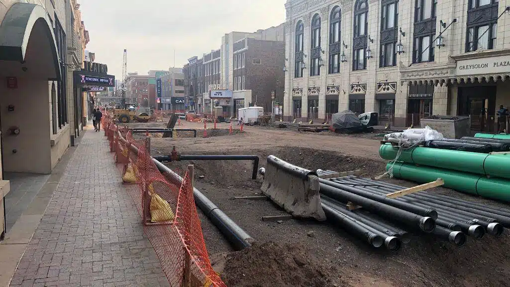 Odwodnienie terenu przy budowie dróg: klucz do długowieczności inwestycji